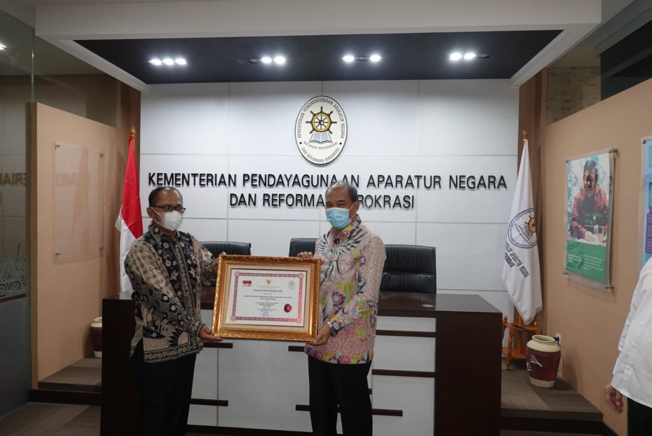 T.Tinggi Raih Predikat 