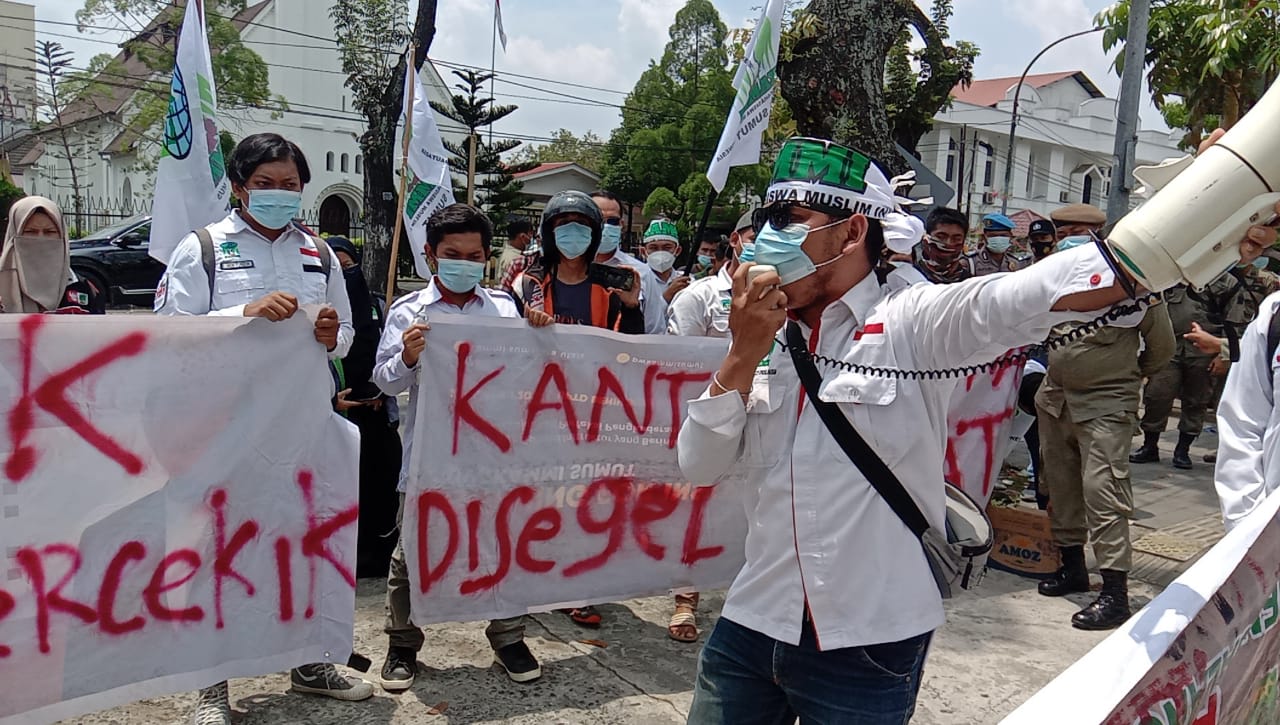 KAMMI Demo Kantor Gubsu Minta Turunkan Harga BBM