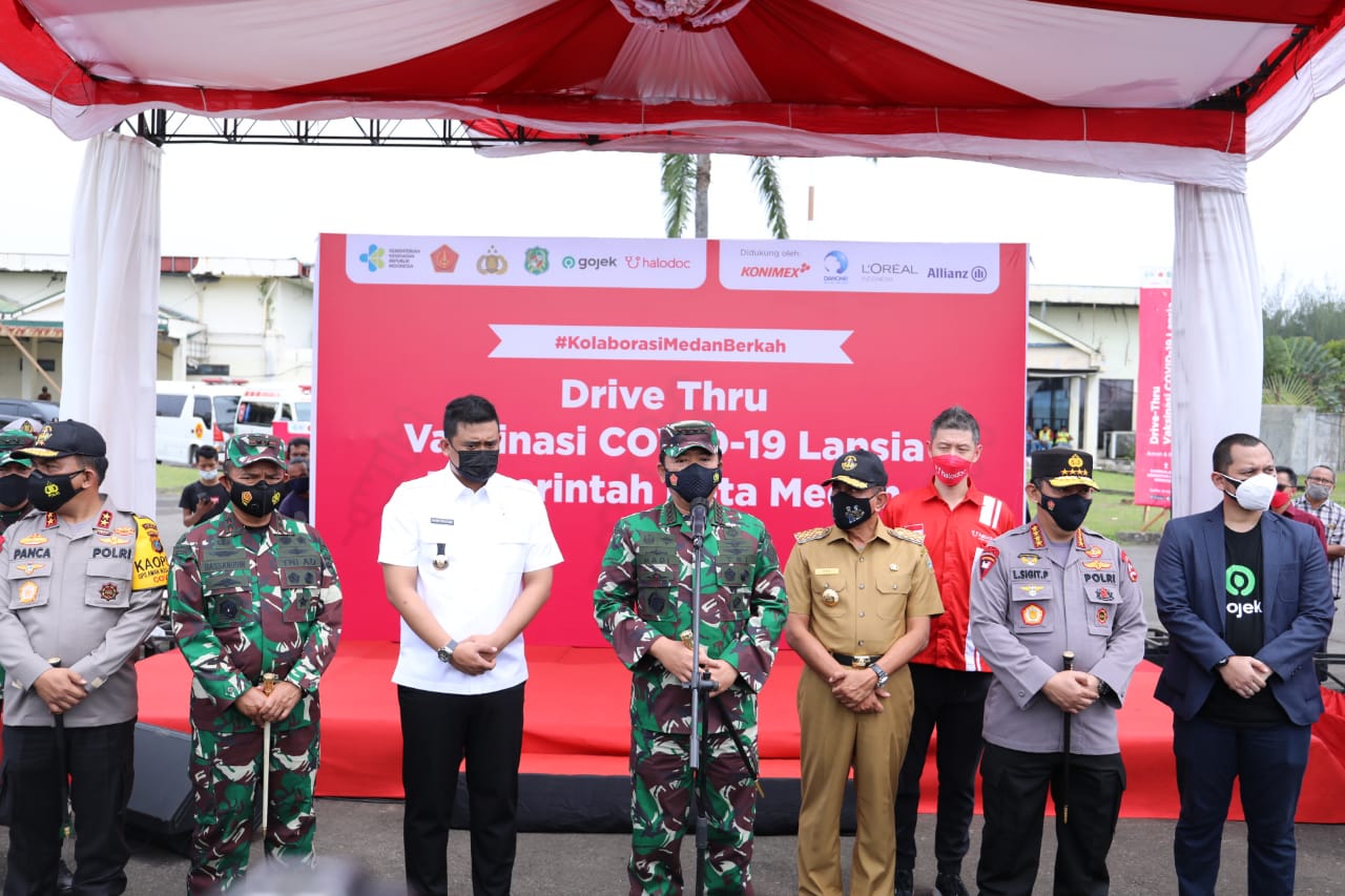 Pangdam I/ BB Dampingi Panglima TNI dan Kapolri Meninjau Pelaksanaan Drive Thru Vaksinasi Covid-19 Lansia
