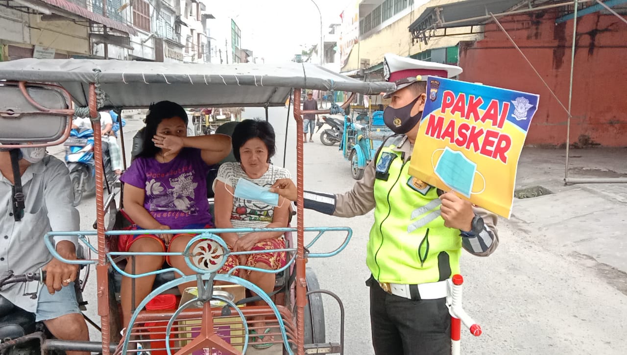 Sat Lantas Rutin Bagi Masker Gratis dan Sosialisasi Prokes