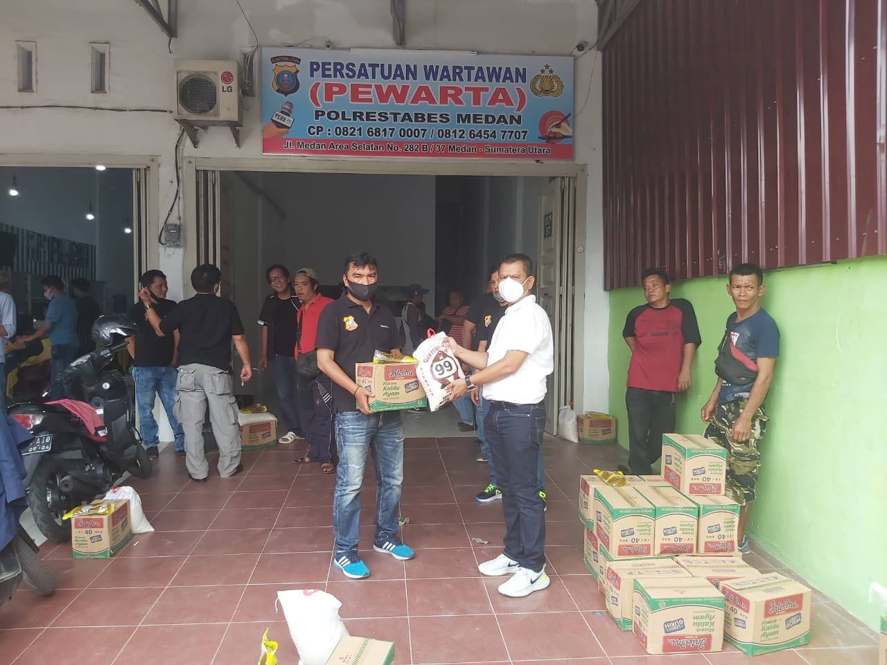 Sambut Ramadan, Ketua Pewarta Polrestabes Medan Bagikan Sembako kepada Pengurus dan Anggota