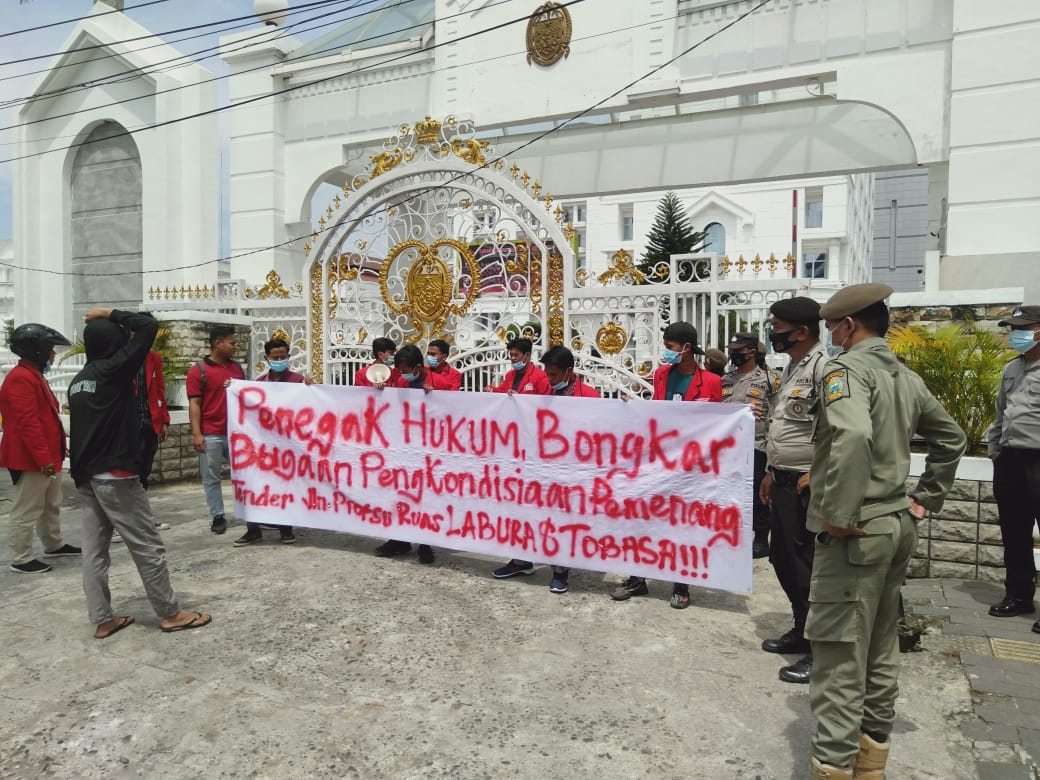 Mahasiswa LIRA Sumut Minta Penegak Hukum Periksa Proses LelangÂ  Jalan Provinsi Ruas Parsoburan - Bts. Labuhan Batu Utara di Toba Samosir