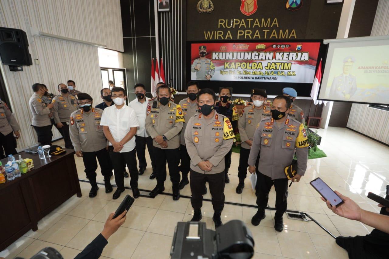 Kapolda Jatim Bersama Forkopimda Banyuwangi Pantau Vaksinasi Pelayanan Publik