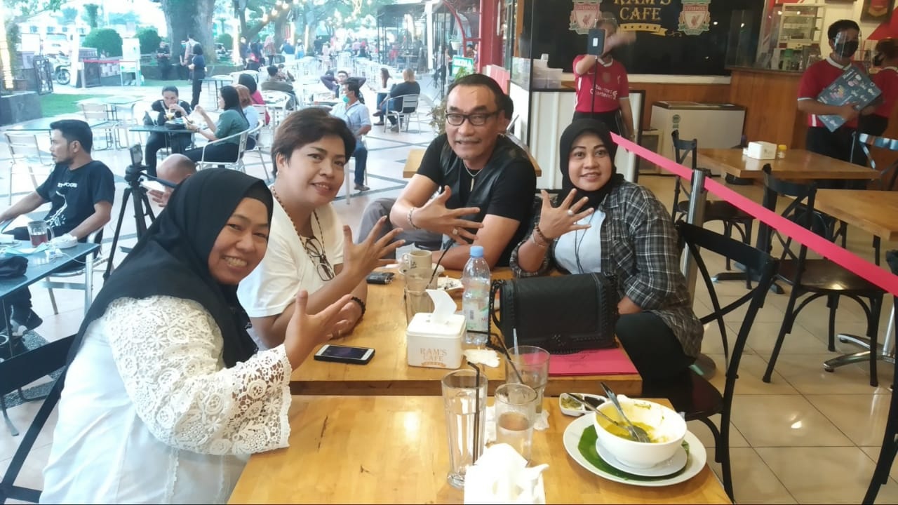 Panitia Reuni Perak SMA Negeri 5 Medanâ€™ 96 Silaturahmi ke Banuara Sianipar