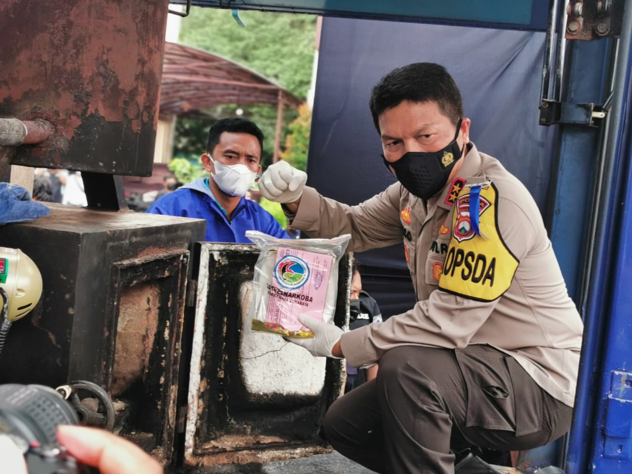 Polda Jatim Bersama Jajaran Musnahkan Ratusan Kilo Gram Narkoba