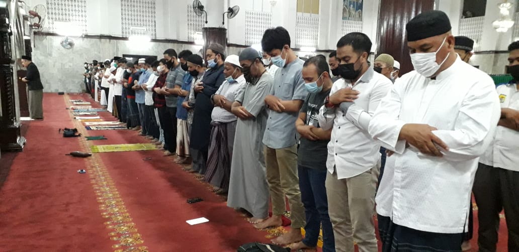 Prokes,Â  Alhamdulillah Shalat Tarawih Malam Pertama di Masjid Agung Berjalan Lancar