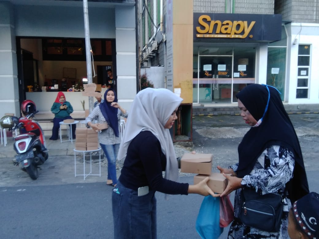Komunitas Co Flow Medan Bagikan Takjil di Jalan Nusantara