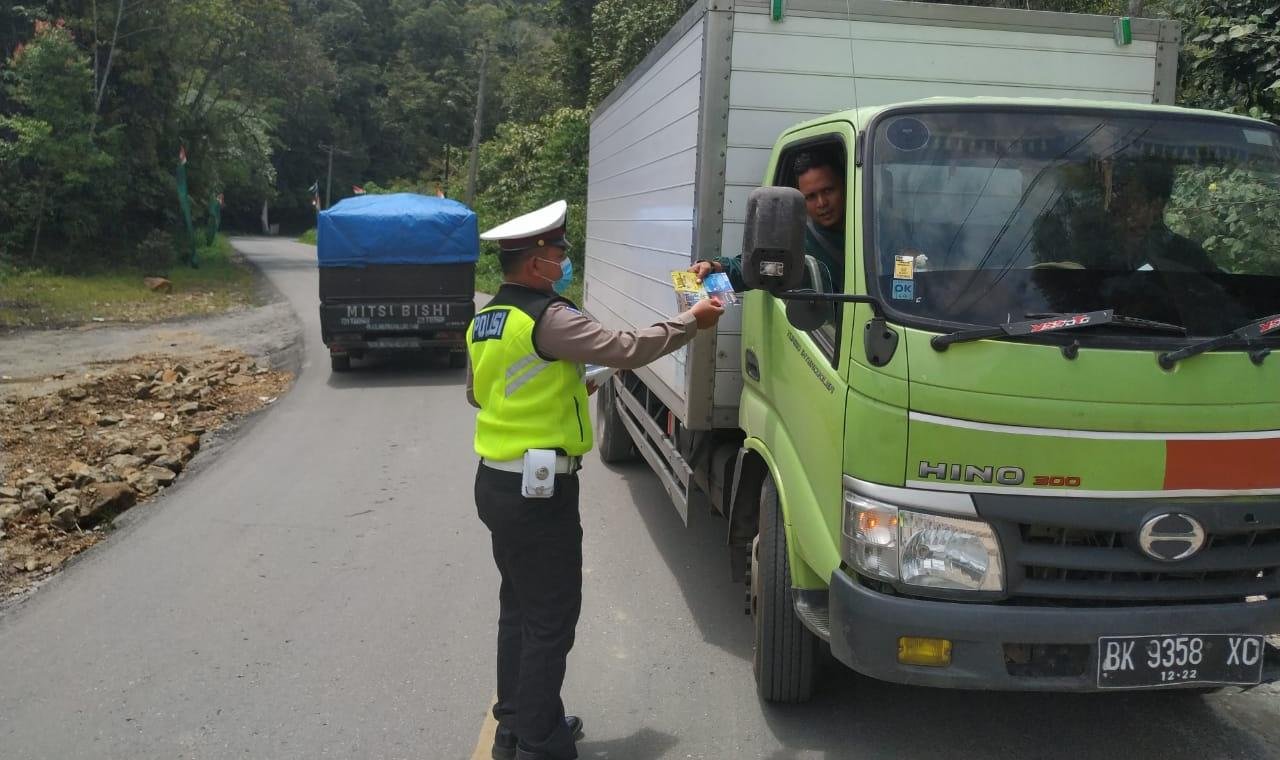 Polres Pakpak Bharat Membagikan Brosur dan Stiker Himbauan Ops Keselamatan Toba 2021