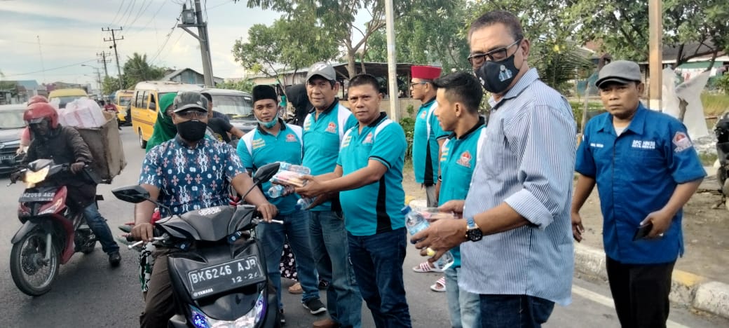 HNSI Medan Berbagi Takjil Kepada Warga Melintas di Belawan
