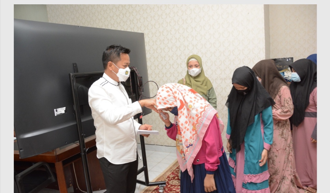 Santuni Anak Yatim Piatu, Rektor USU Beri Semangat Rajin Belajar Demi Raih Cita-Cita