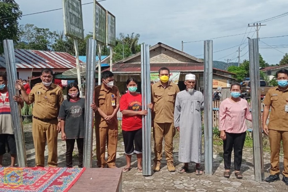 Bupati Pakpak Bharat Menyerahkan Bantuan Bagi Korban Bencana Angin Puting Beliung
