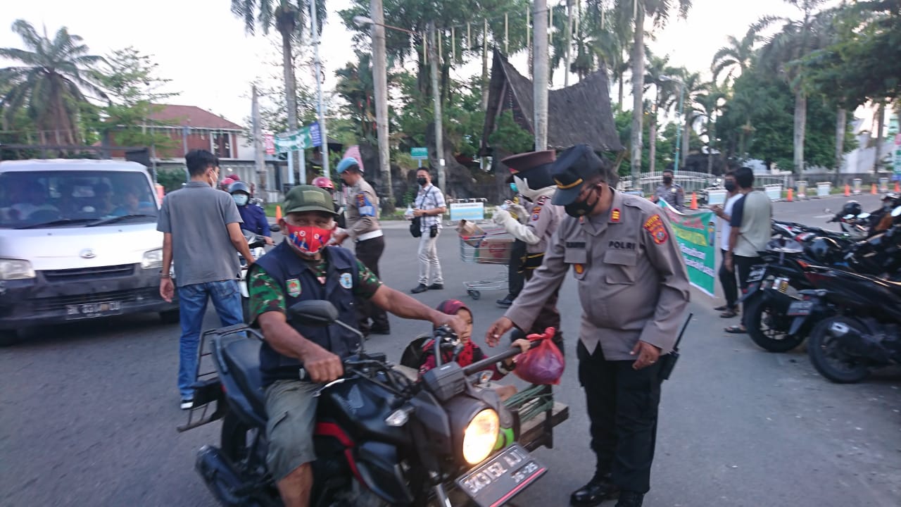 Hari ke 7 Ramadhan Polsek Medan Kota Kembali Bagikan Takjil Kepada Masyarakat.