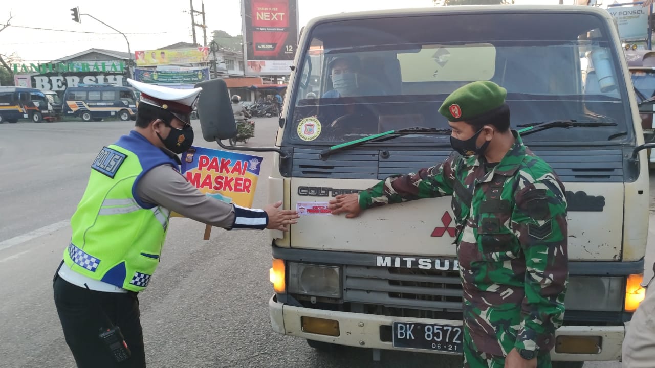 Sat Lantas Polres Tanjung Balai Sosialisasi Prokes dengan Menempel Stiker 