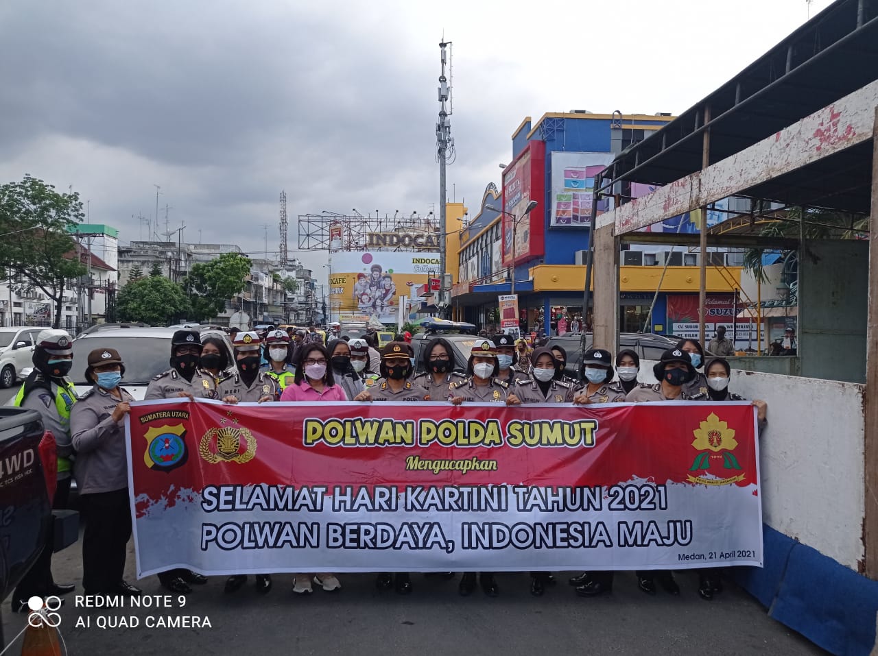 Ada Apa Ketua Bhayangkari Daerah Sumut Ibu Rita Panca PutraÂ  di Depan Medan Mall