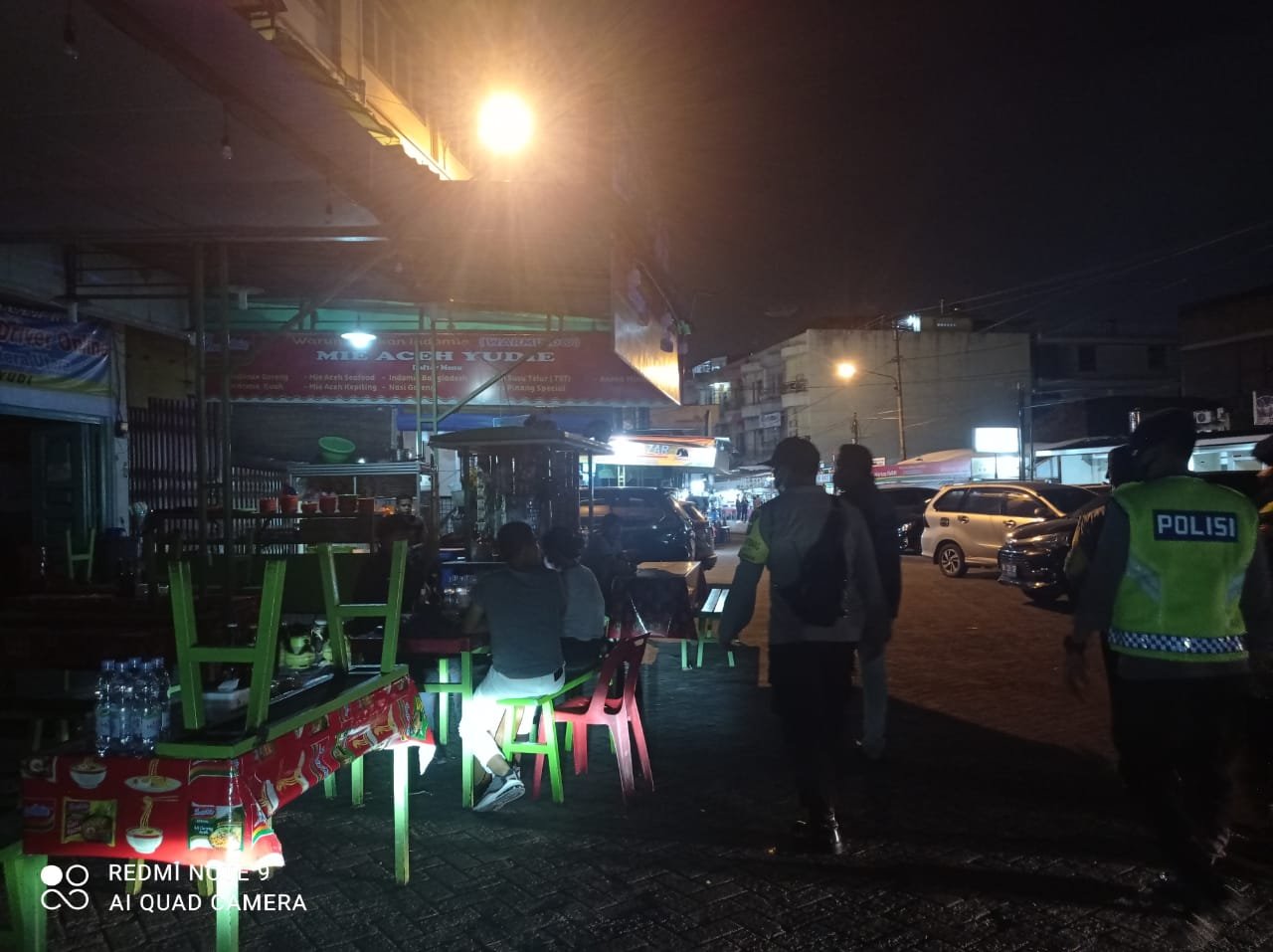 Polsek Medan Kota Tertibkan Warkop, Warung Makanan Sesuai Instruksi Pemko Medan Pukul 22.00 Wib Tutup