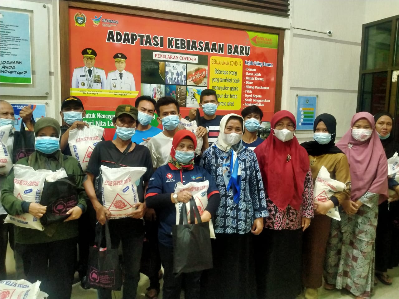 ALPPIND Sumut SerahkanÂ  Sembako Kepada Petugas Kebersihan dan Satpam DiskominfoÂ 
