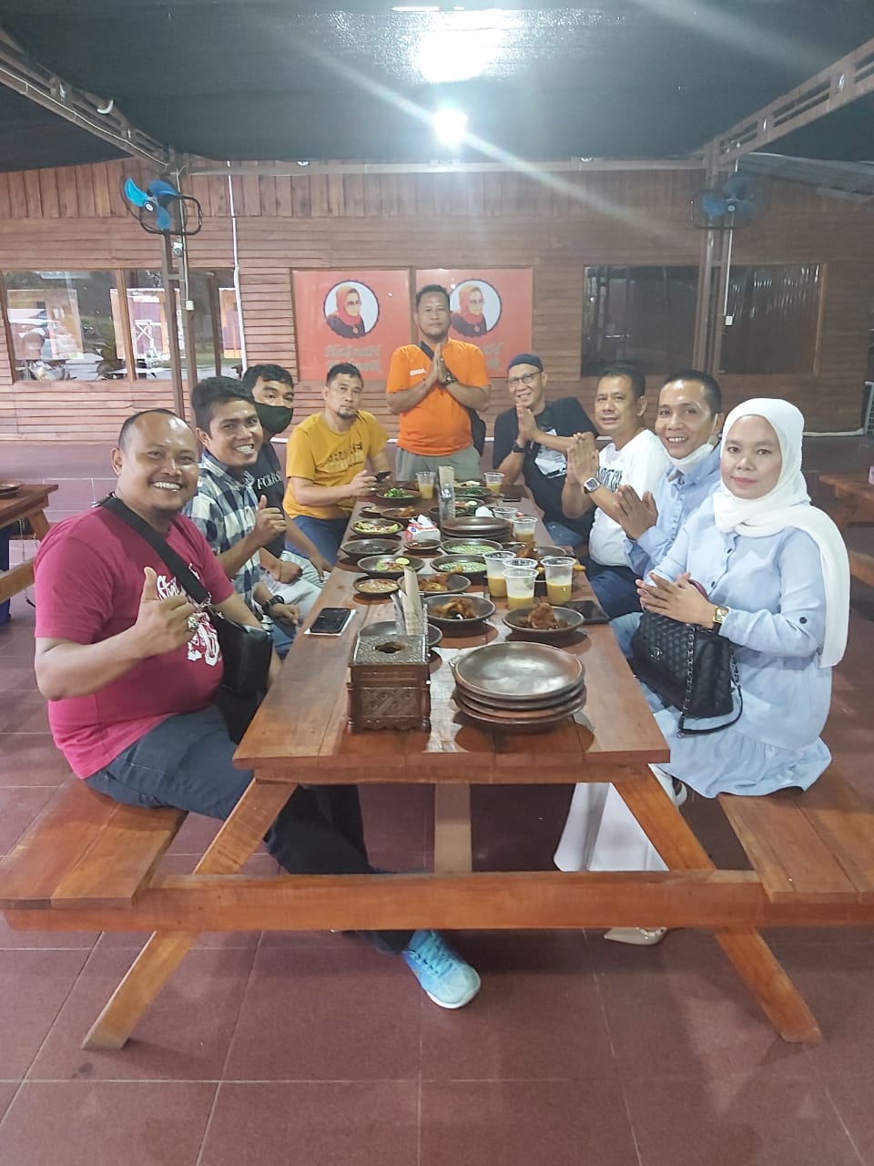 Ayam Goreng, Ikan Bakar dan Daun Ubi Tumbuk Mengisi Menu Berbuka Puasa Pewarta Polrestabes Medan