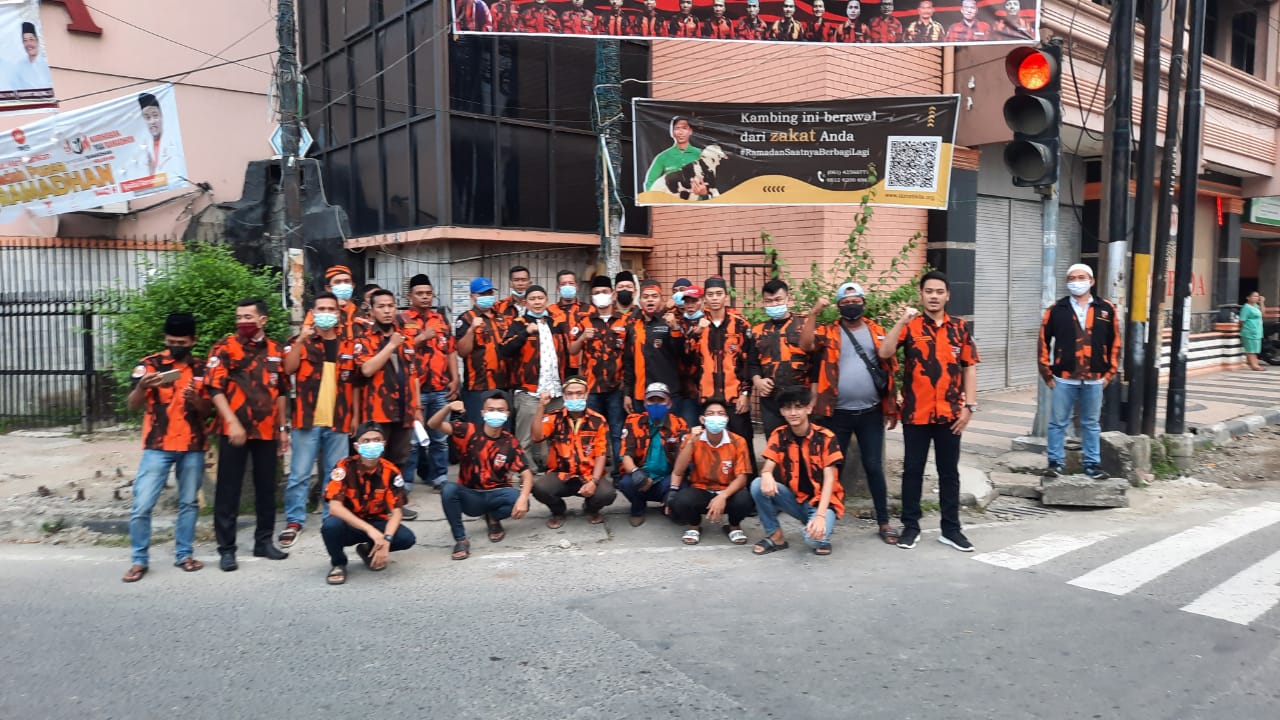 PAC PPÂ  Medan Maimun bersama Ranting PP Bagikan Takjil Kepada Ojol -Abang Becak