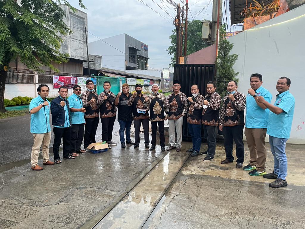Gruduk Berkah Ramadhan 1442 H, Pujakusuma Bersatu Berbagi Takjil dan Masker Gratis