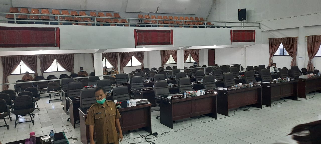 Rapat Paripurna DPRD Kabupaten Toba Molor