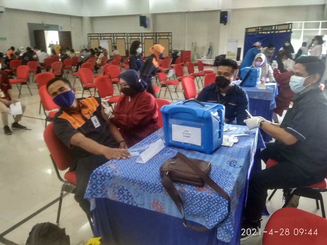 PegawaiÂ  Angkasa Pura II Bandara Kualanamu dan mitra kerja di suntik VaksinCovid -19 Tahap II