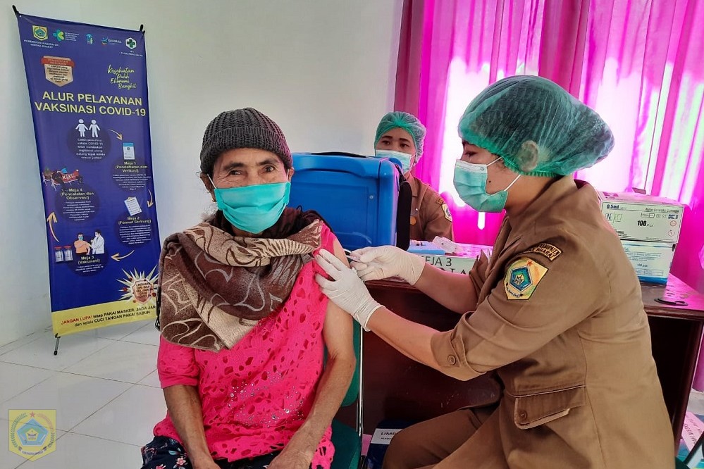 Ratusan Lansia Pakpak Bharat Terima Vaksinasi Covid 19