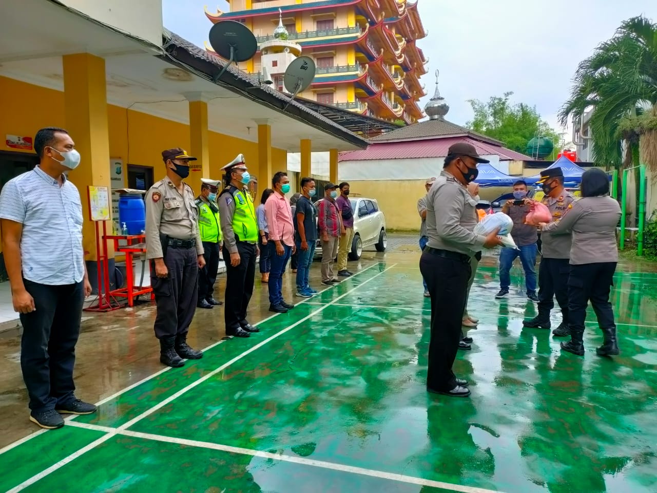 Wujud Kepedulian, Kapolsek Medan Timur Bagi Sembako kepada Anggota