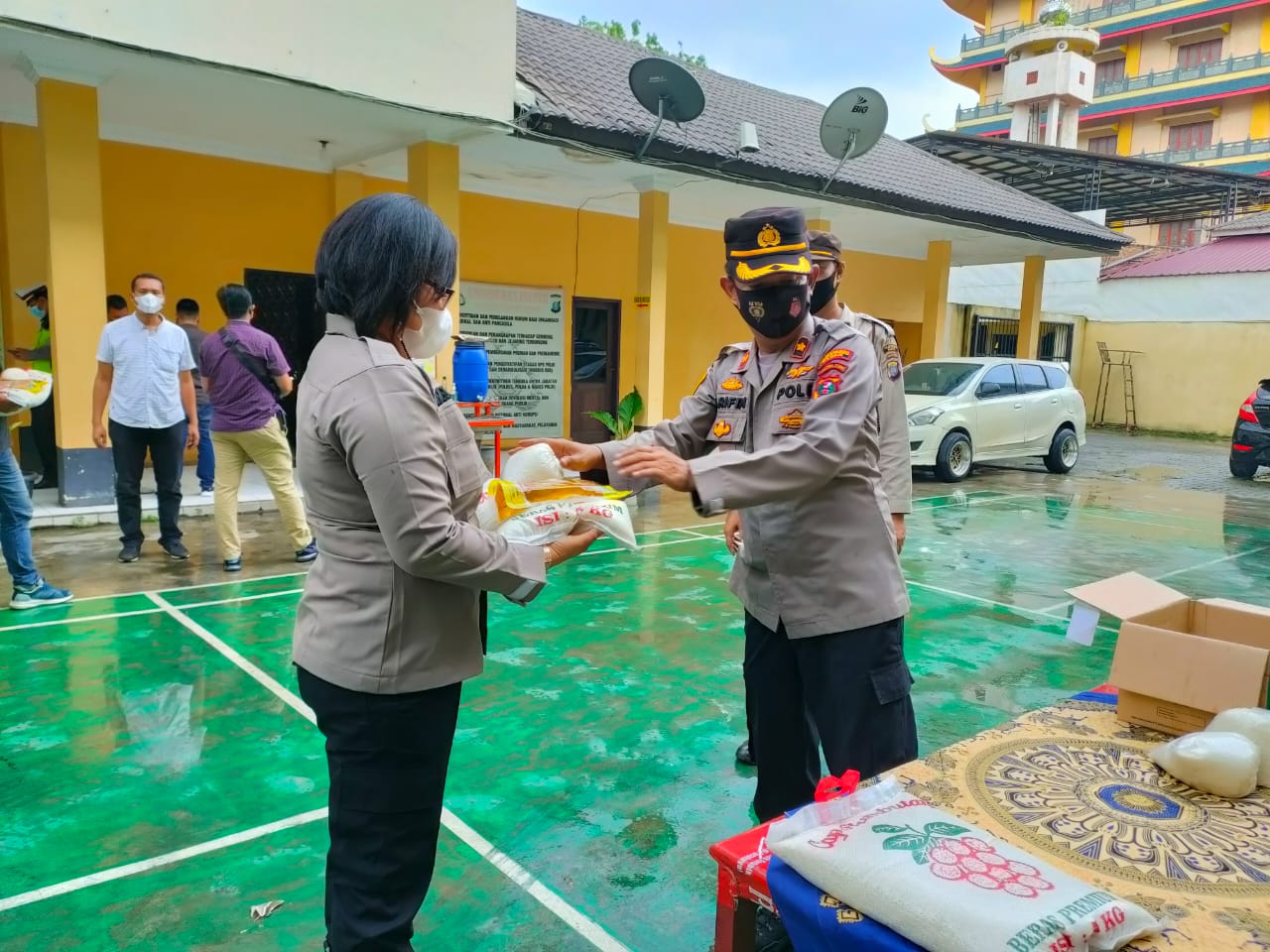 Wujud Kepedulian, Kapolsek Medan Timur Bagi Sembako kepada Personil
