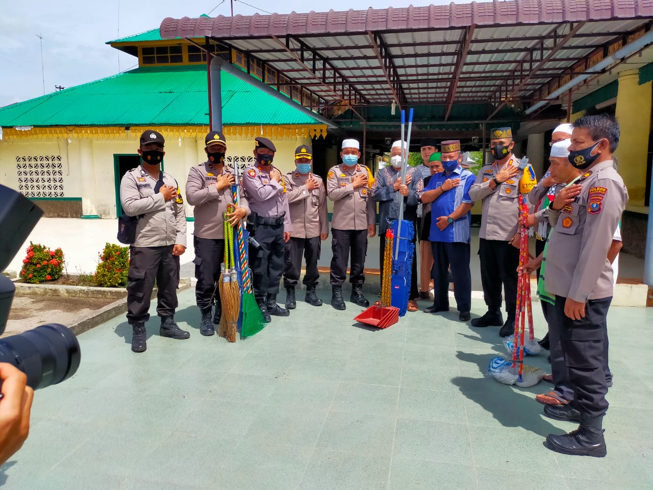 Safari Ramadhan 1442 H, Kapolres Tanjung Balai Berikan Bantuan di Mesjid Raya Sultan Ahmadsyah