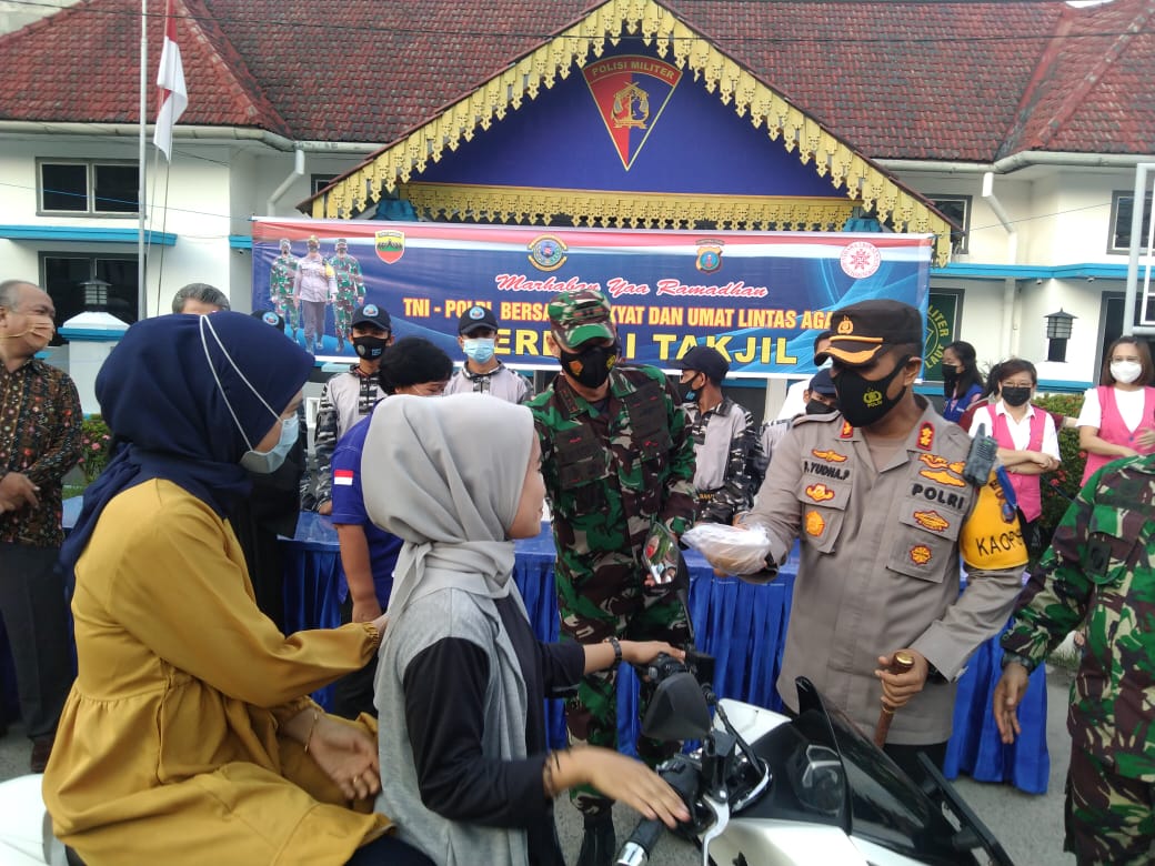 Kapolres Tanjung Balai bersama Forkopimda Kota Tanjung Balai dan Pemuka Agama Berbagi Takjil