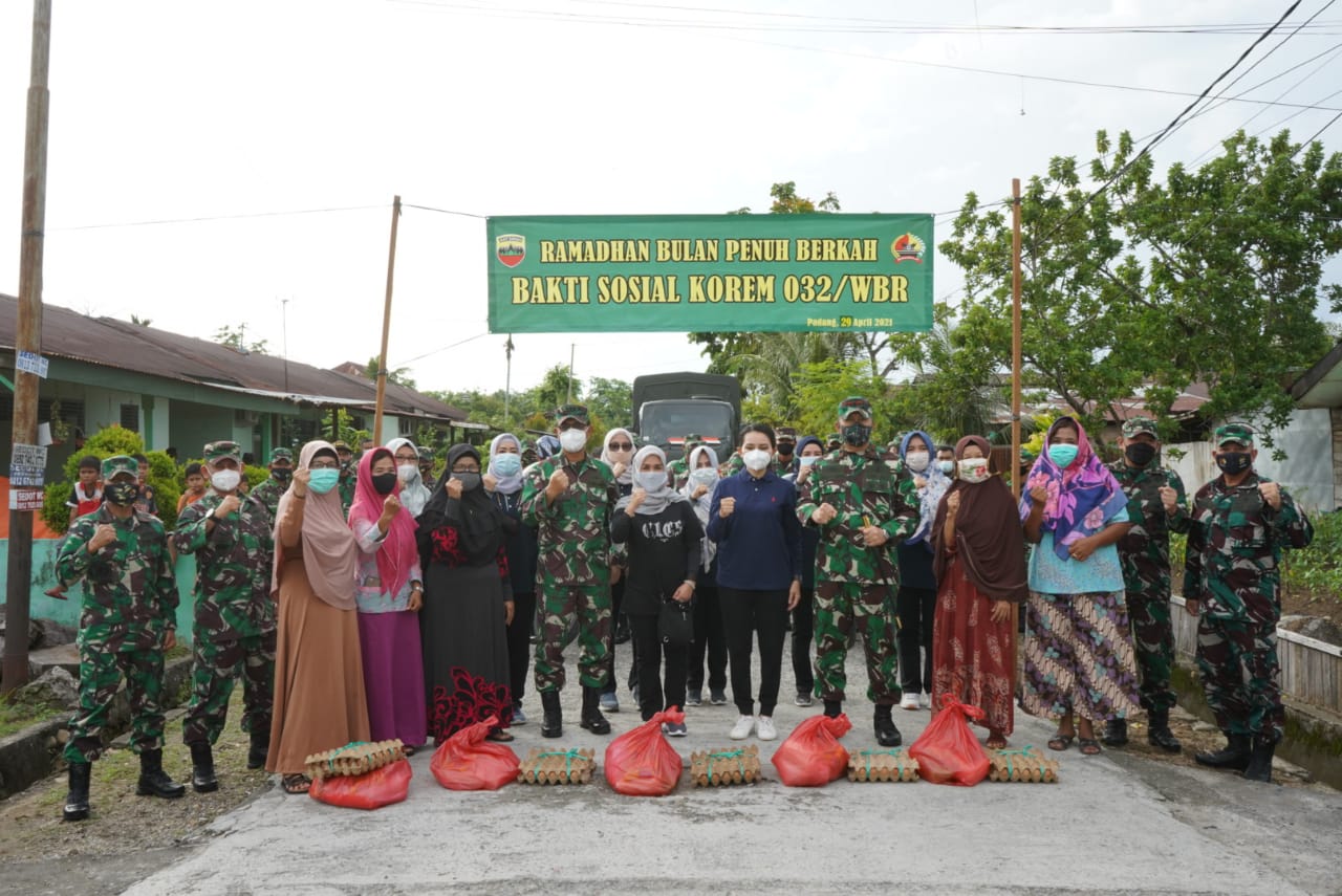 Korem 032/Wbr Berbagi Sembako Kepada Veteran dan Warakawuri