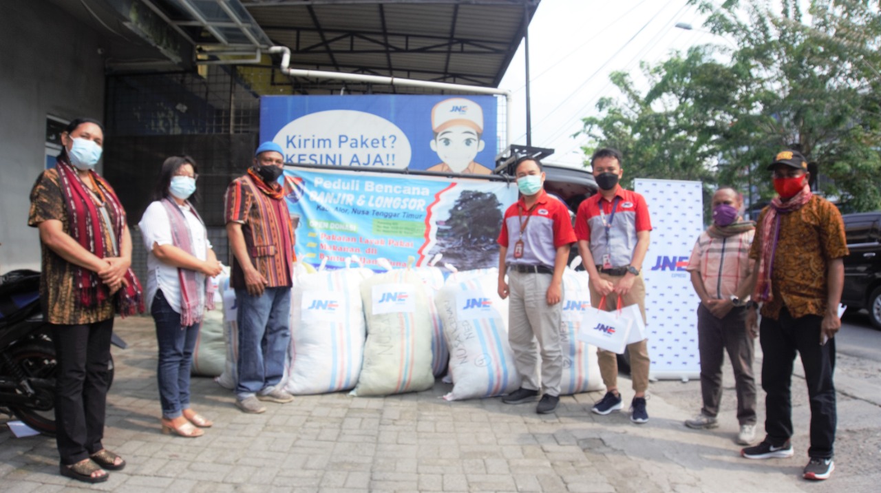 JNE Medan Gratiskan Pengiriman Bantuan ke NTT dari Kerukunan Keluarga Nusa Kenari (KKNK)Â 