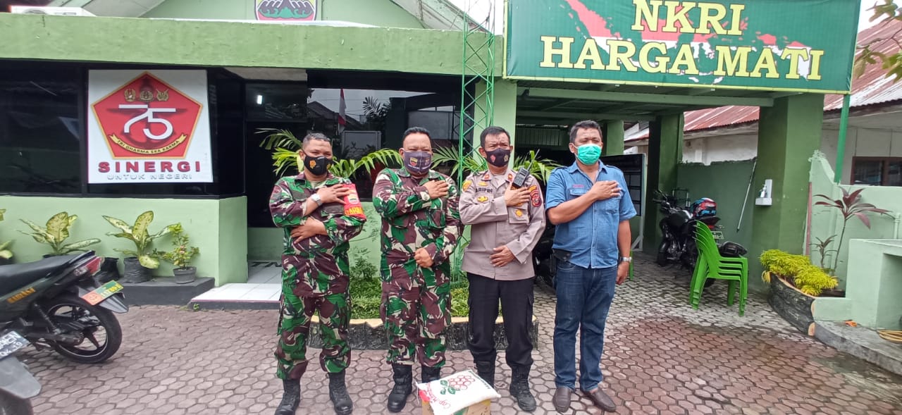 Sinergitas TNI-Polri, Polsek Medan Timur Bagikan Sembako Kepada Personil Koramil dan Petugas Kecamatan