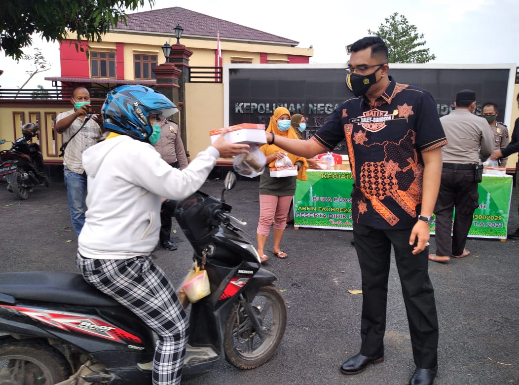 Kompol Arfin Fachreza SH SIK MH Peserta Didik Sespimen Polri Dikreg Ke 61 TA 2021 bersama Polsek Patumbak Gruduk Berkah Ramadhan 1442 H