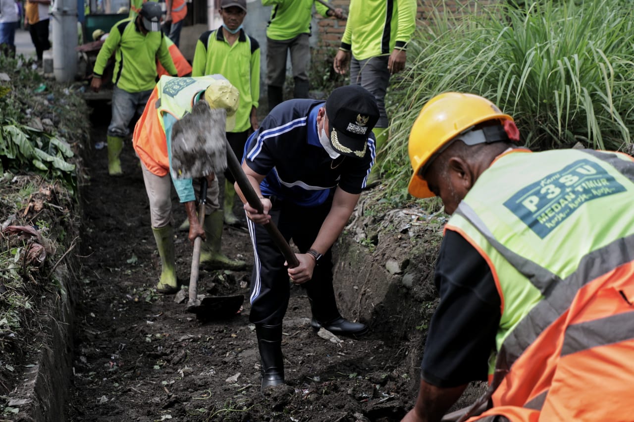 Jajaran Kecamatan Medan Timur Gotong royong massal di Jalan Ampera