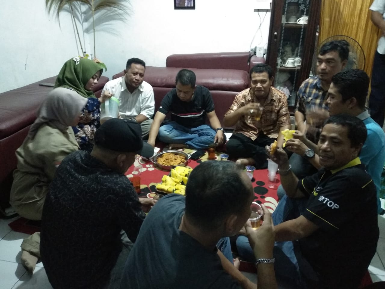 Nikmati Gulai Ayam Kampung, Ketua Pewarta Bersama Pengurus Bukber di Rumah Ilham