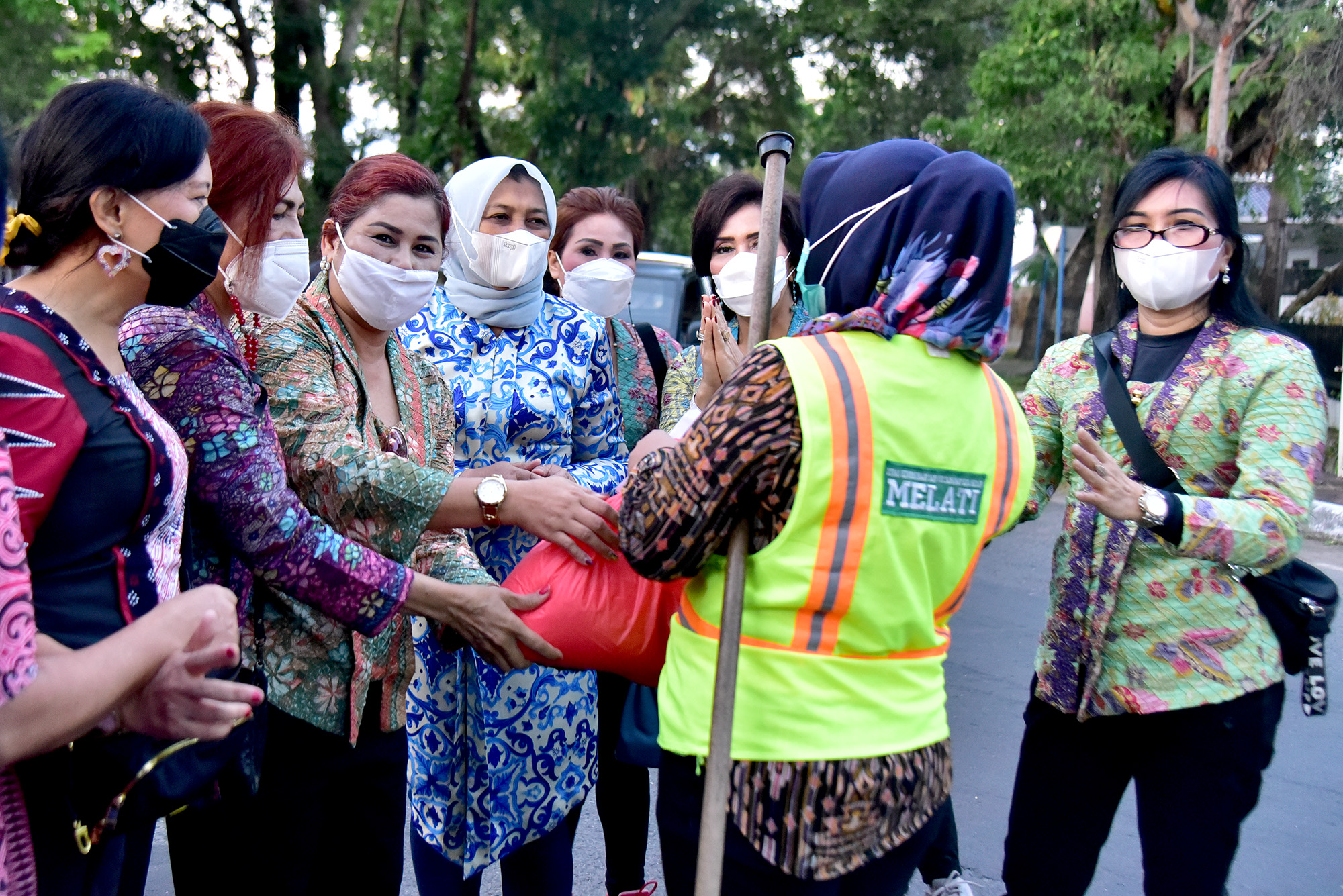 Semarakkan Hari Kartini 2021  Nawal Lubis Bersama PPBI Sumut Berbagi Sembako