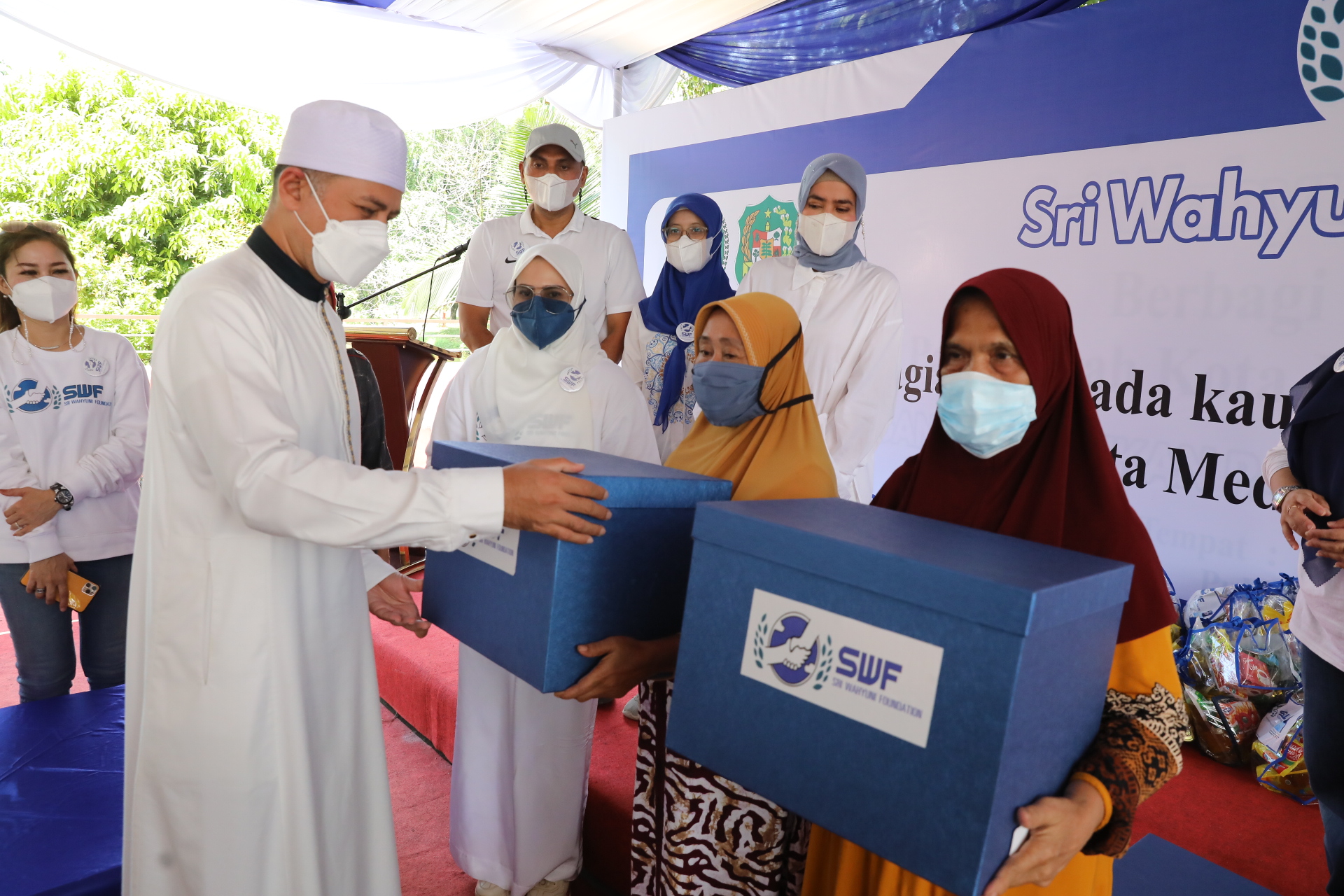 Bersama Sri Wahyuni Foundation,  Wagub Sumut Bagikan 1.500 Paket Bahan Pokok