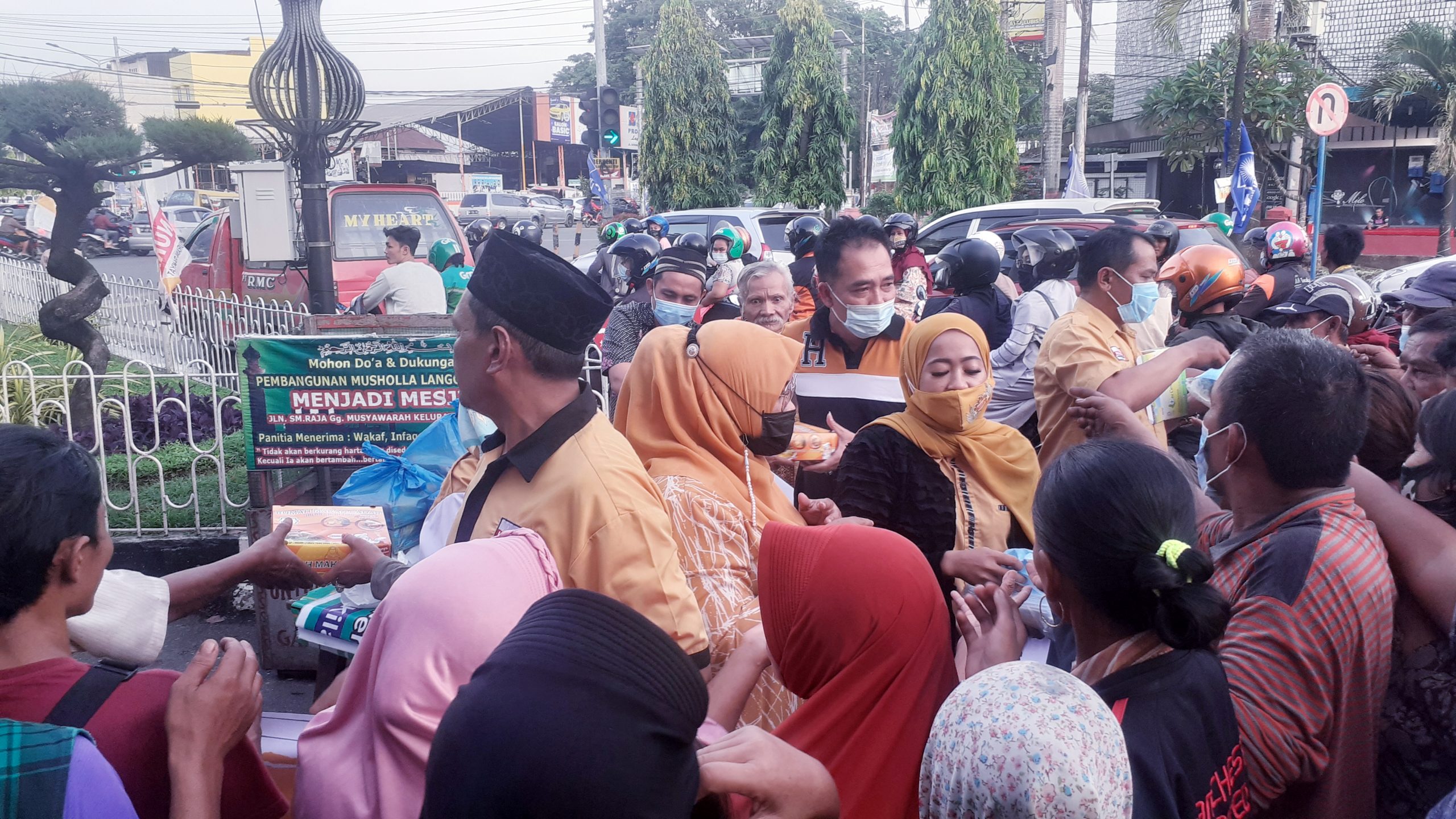 DPC Partai Hanura Kota Medan Geruduk Berkah Ramadhan1442 H - 2021 M melalui Baksos Berbagi Nasi Kotak