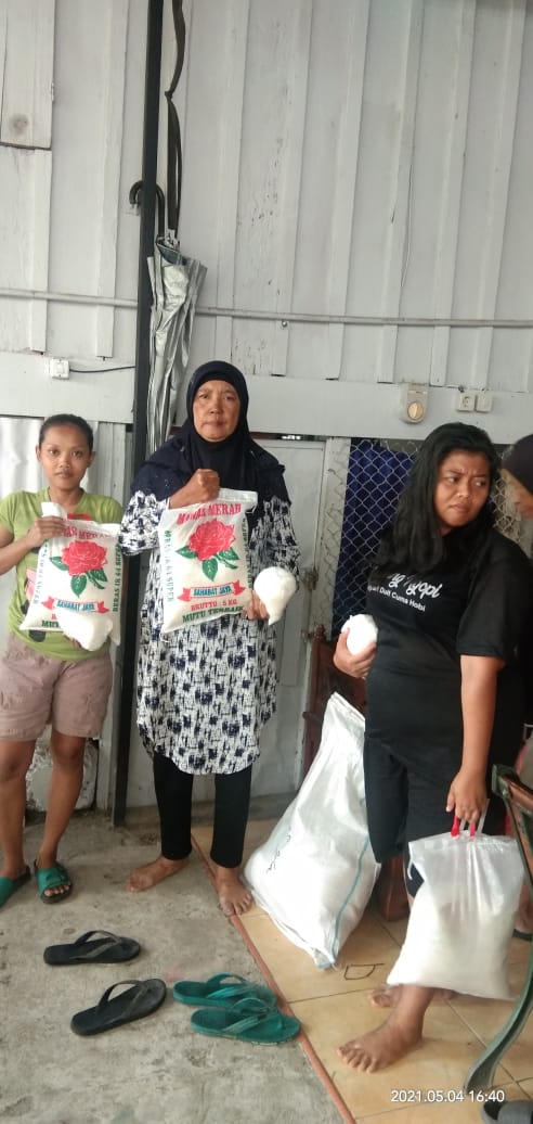 Kepling III M Aditya Siregar Serahkan Paket Ramadhan ke Warga Kp Mandailing