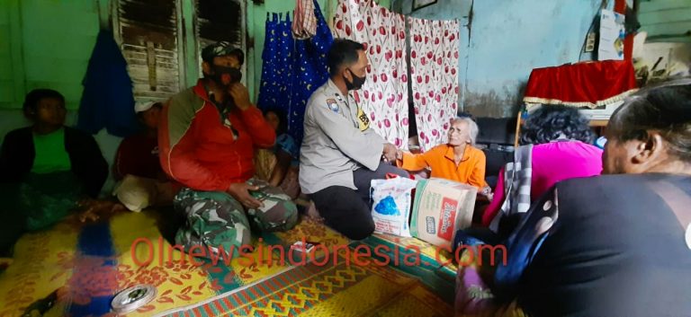 Polsek Tigapanah Berikan Bantuan Sembako Kepada Korban Kebakaran