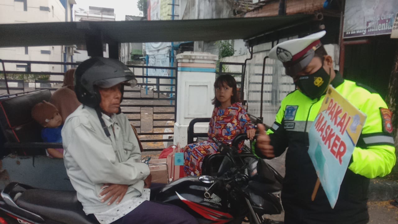 Sat Lantas Polres Tanjung Balai Rutin Public Speaking Prokes Covid-19 Keliling Kota Tanjung Balai