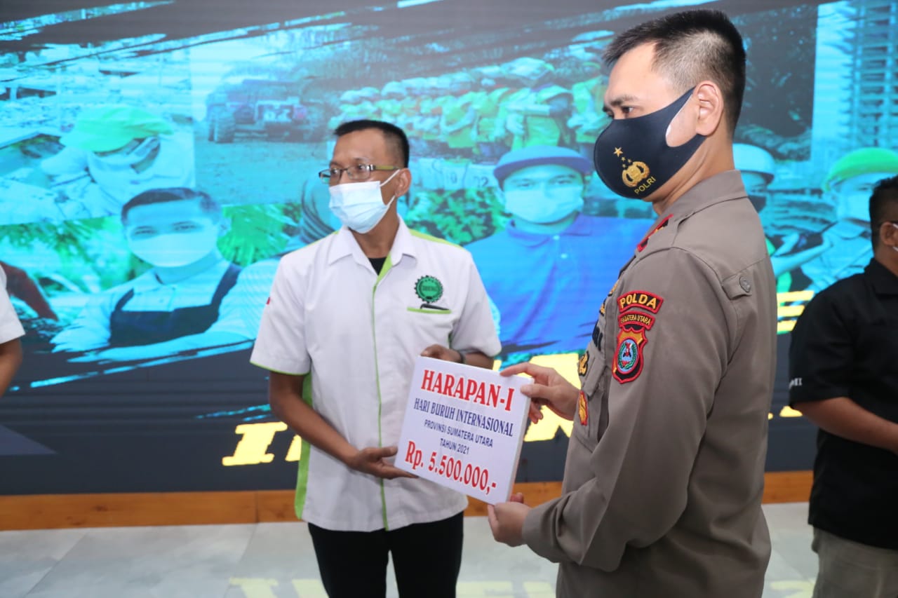 Polda Sumut Salurkan 4.000 Paket Sembako kepada 49 Elemen Serikat Buruh di Sumut