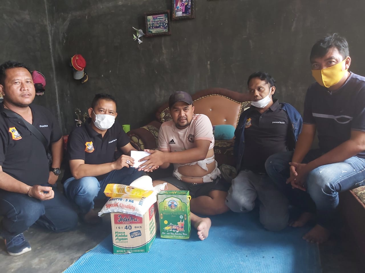 Ketua Pewarta Jenguk dan Beri Bantuan Sembako Teman Seprofesi