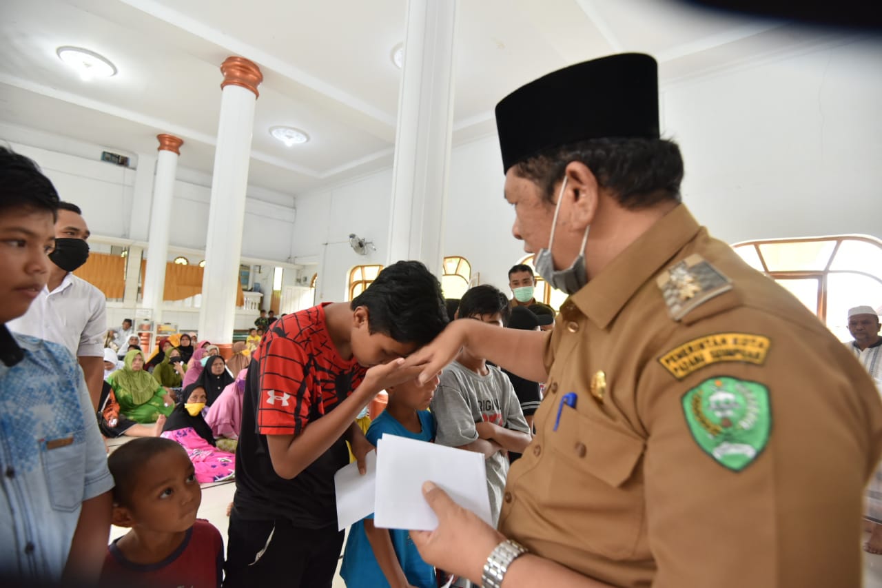 Walikota Bagikan Santunan Untuk Anak Yatim dan Fakir Miskin
