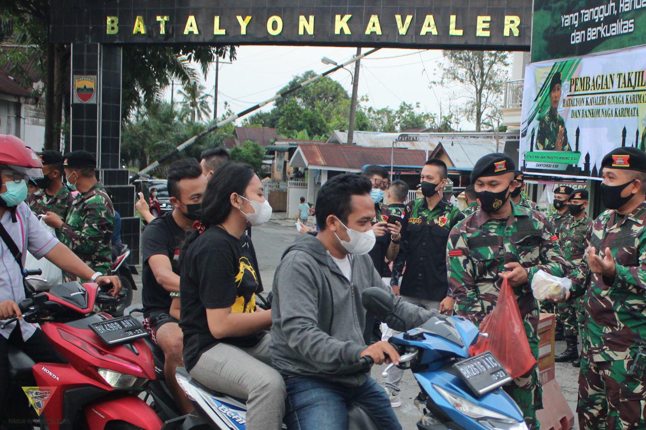 Semarak Ramadhan, Yonkav 6/NK Bagikan Takjil Gratis Kepada Masyarakat