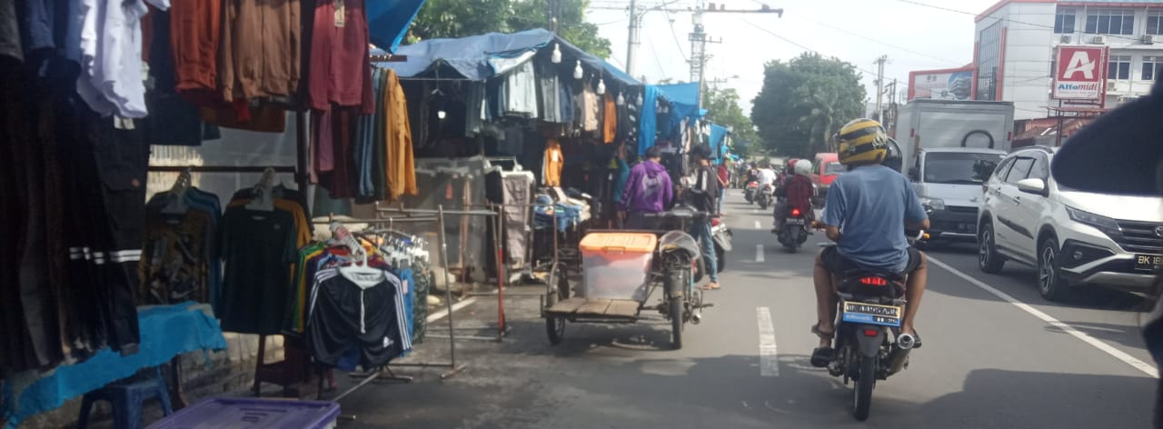 Semrawut, PKL Rampas Hak Pengguna Jalan Gedung Arca