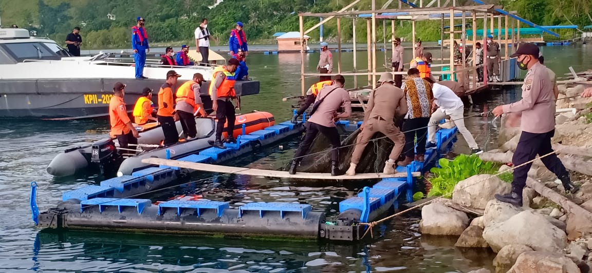 Wujudkan Destinasi Danau Toba Berkelas Dunia, Pangdam I/BB Ikut Tertibkan KJA di Baktiraja