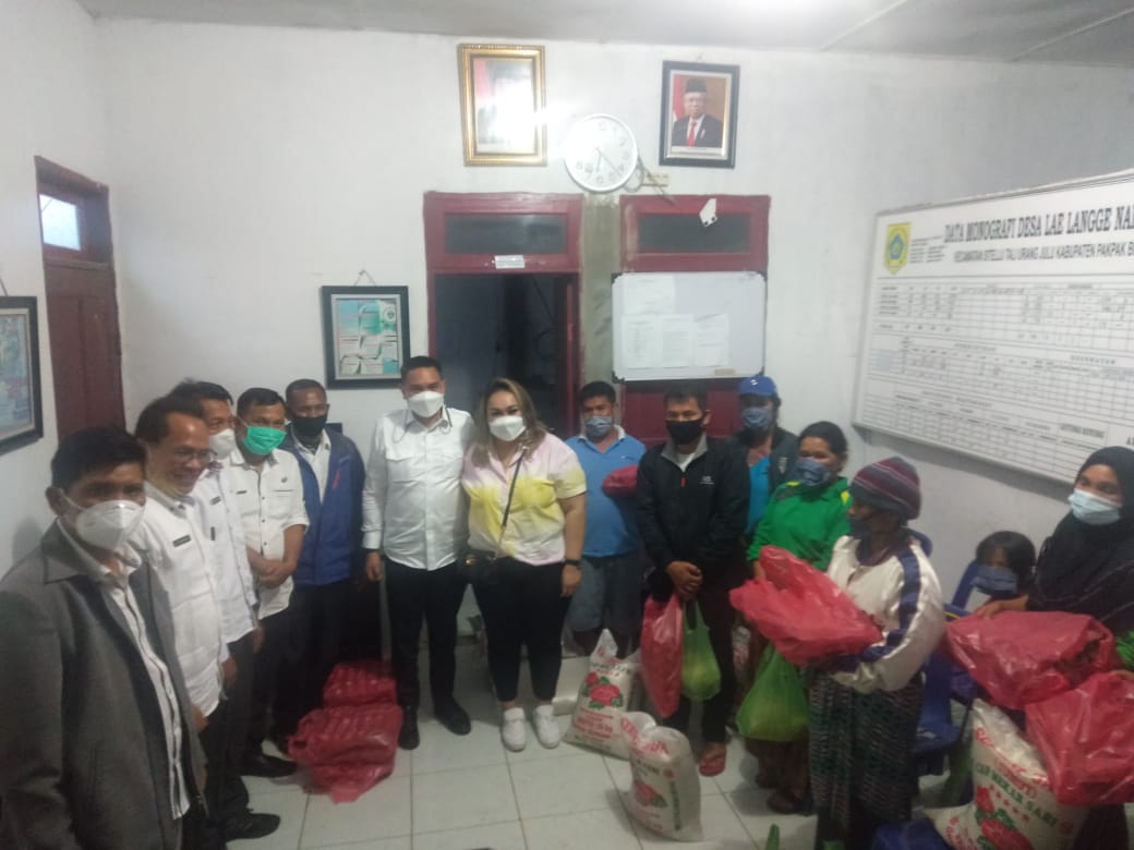 Bupati Pakpak Bharat Franc Bernhard Tumanggor Berikan Bantuan Kepada Korban Bencana
