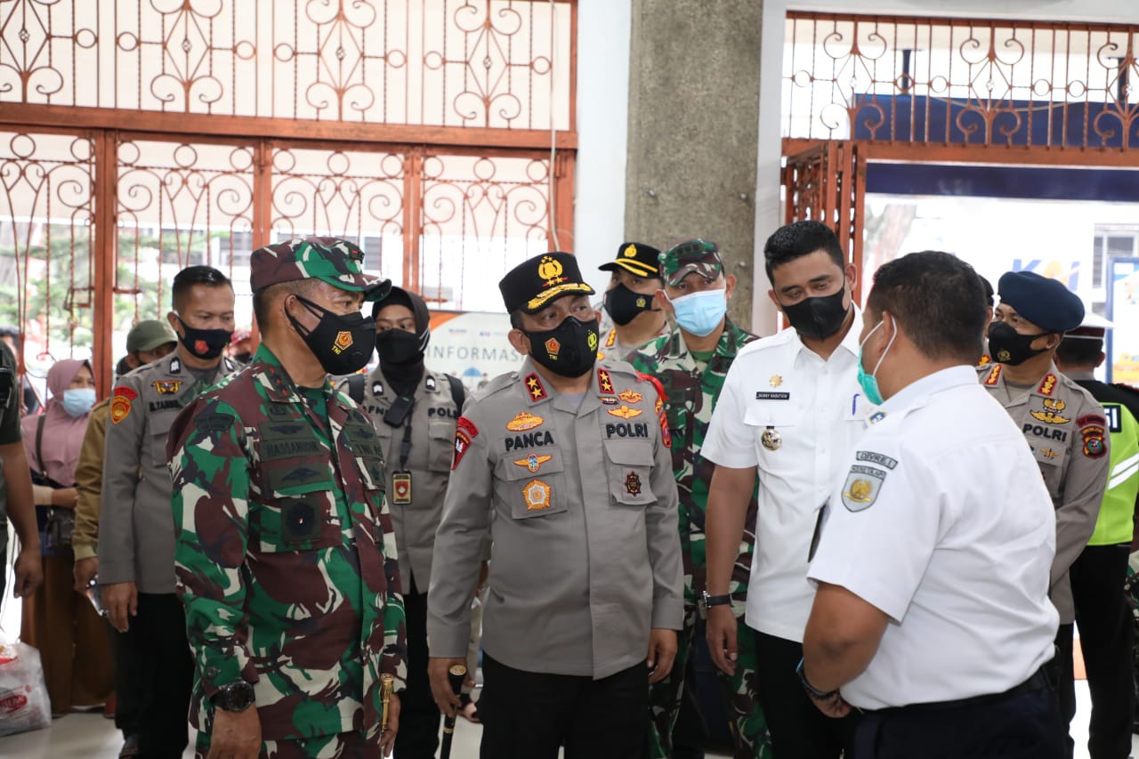 Kapoldasu, Pangdam I/BB dan Wali Kota Medan Tinjau Penerapan Prokes di Stasiun Kereta Api
